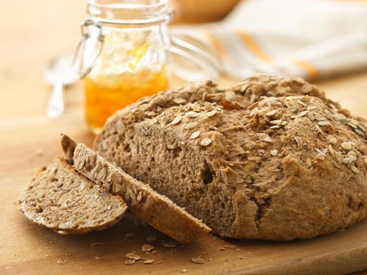 Рецепт хлеба от бельковича. Хлеб из лебеды. Мука для хлеба. Хлеб здоровье. Черный хлеб со шкварками.