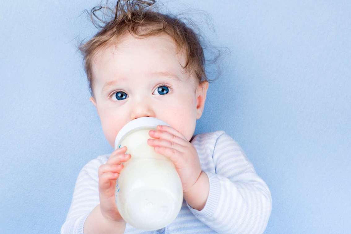 بۆچی نابێت منداڵ دوای ته‌مه‌نی یه‌ك ساڵی شیری زۆر پێبدرێت؟