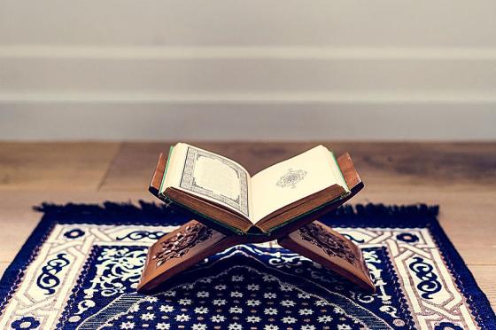 ئایا دەتوانم لەماوەی سوڕی مانگانەدا قورئان بخوێنم؟
