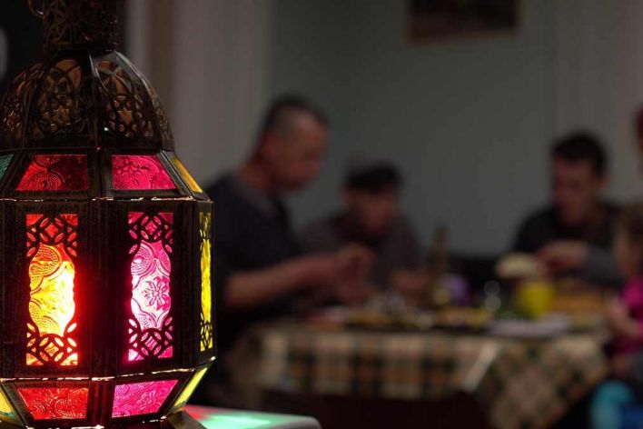 چۆن لە ڕەمەزاندا خۆم لەگەڵ کار بگونجێنم؟