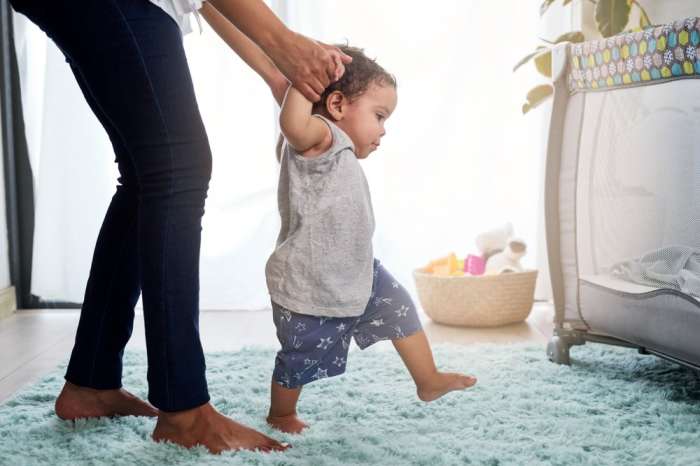 چۆن یارمەتی منداڵ بدەین لە ڕۆیشتن؟