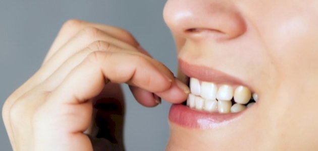 نیشانەکانی دڵەڕاوکێ لە زمانی جەستە